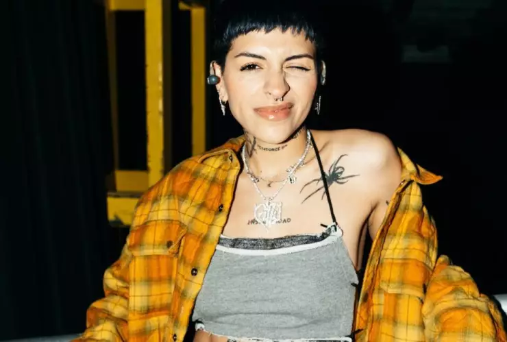 Cazzu comparte que lee tres libros en simultáneo; ¿cuáles son?