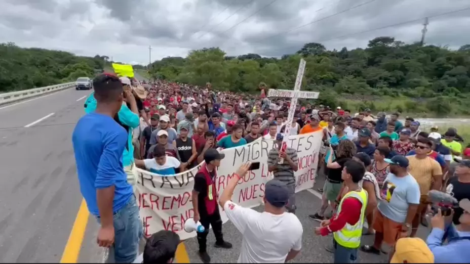 Caravana migrante protesta en Chiapas; exigen permiso para transitar por México