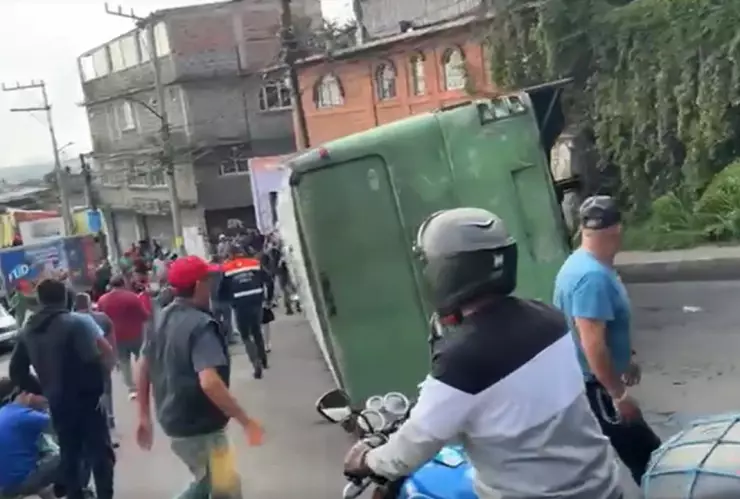 Más de 15 heridos tras volcadura de camión en Xochimilco