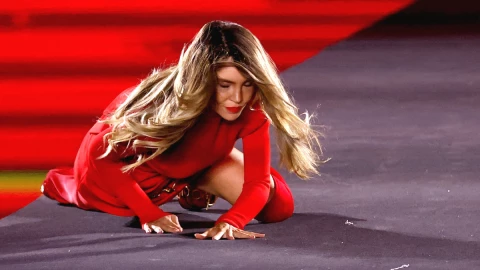 Belinda cae en pasarela de París