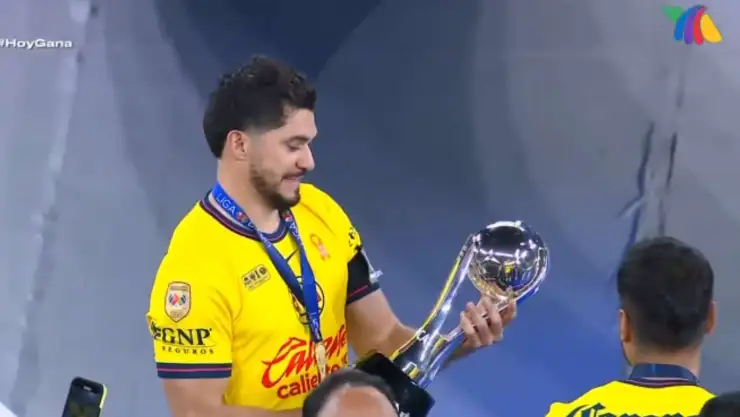 VIDEO MOMENTO EXACTO en el que Henry Martin levanta el TROFEO de Tricampeón del América