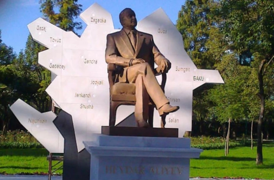 Estatua de Heydar Aliyev en Chapultepec