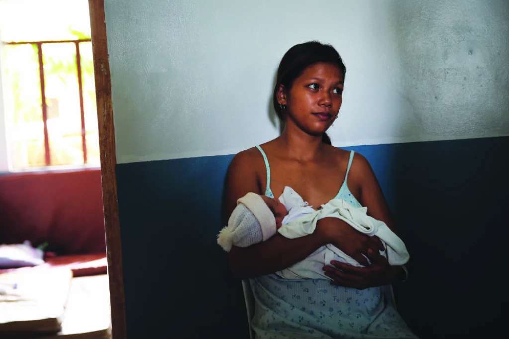 Foto: Getty Images / Mamá joven cargando a su bebé