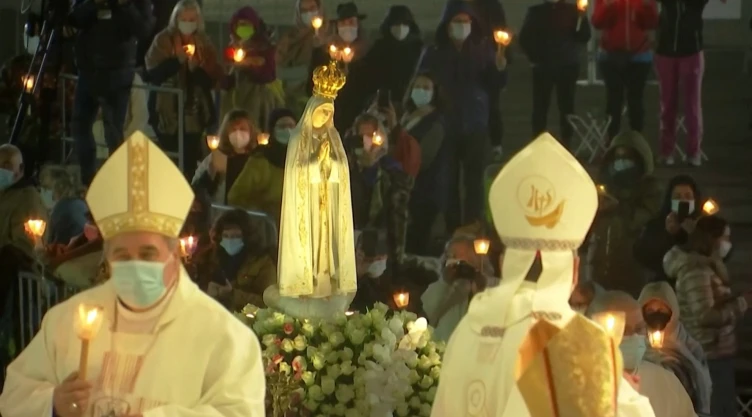 Miles visitan a la Virgen de Fátima de Portugal.