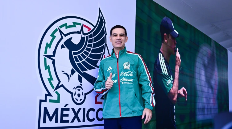 En DESCUENTO: Esto cuesta la chamarra que recibió Rafa Márquez al presentarse oficialmente como el Director Técnico de la Selección Mexicana