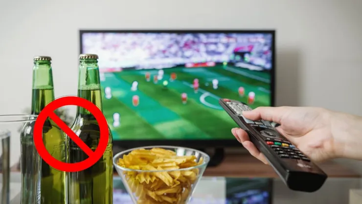 Botellas de cerveza frente al televisor.