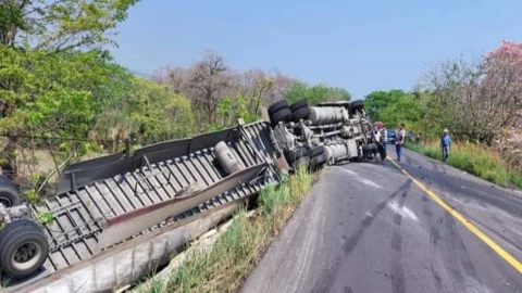 Trailer y autos choque en la Cardel-Poza Rica