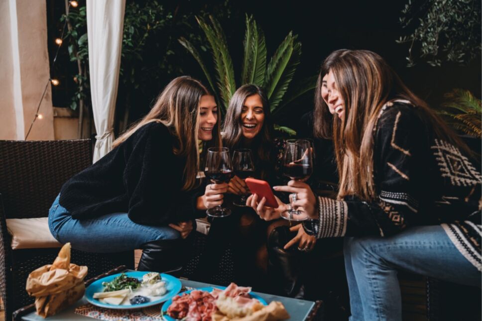 amigas bebiendo vino tinto