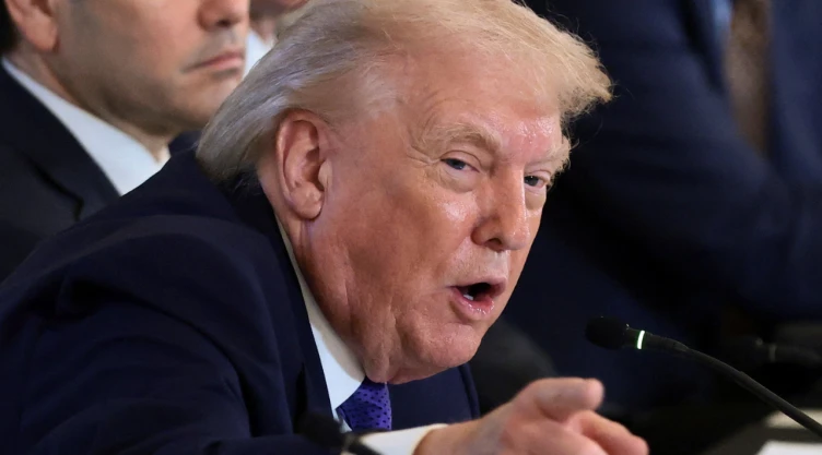El presidente de Estados Unidos, Donald Trump, señala mientras está sentado junto al secretario de Estado de Estados Unidos, Marco Rubio, mientras asisten a una reunión con ejecutivos de la industria petrolera, en la Casa Blanca en Washington, DC, Estados Unidos, el 9 de enero de 2026