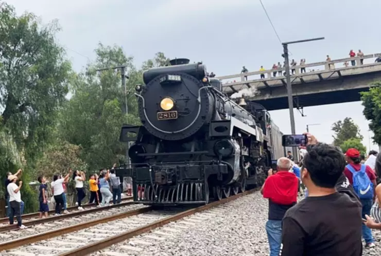 Emoción-y-nostalgia-en-la-espera-de-La-Emperatriz-así-esperan-el-paso-de-la-locomotora-en-México