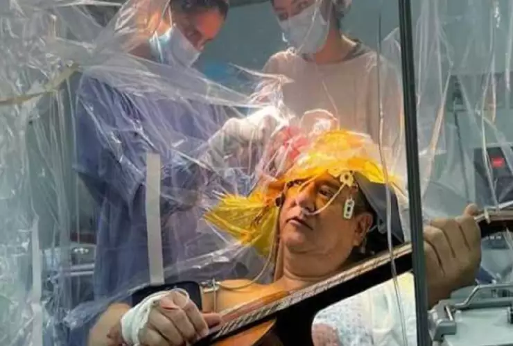 Video¡Impresionante! Profesor toca guitarra mientras es operado del cerebro