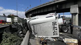 Tráiler cae de puente en la México-Querétaro; conductor sobrevive de milagro