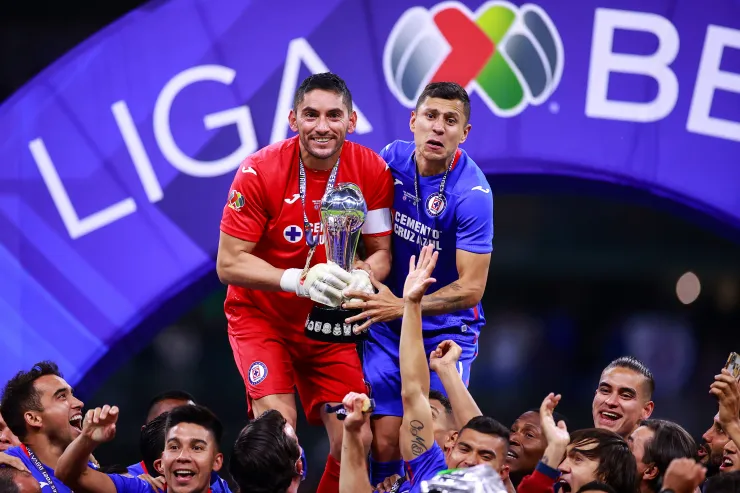 Jesús Corona levanta el t´ítulo de Liga MX con Cruz Azul