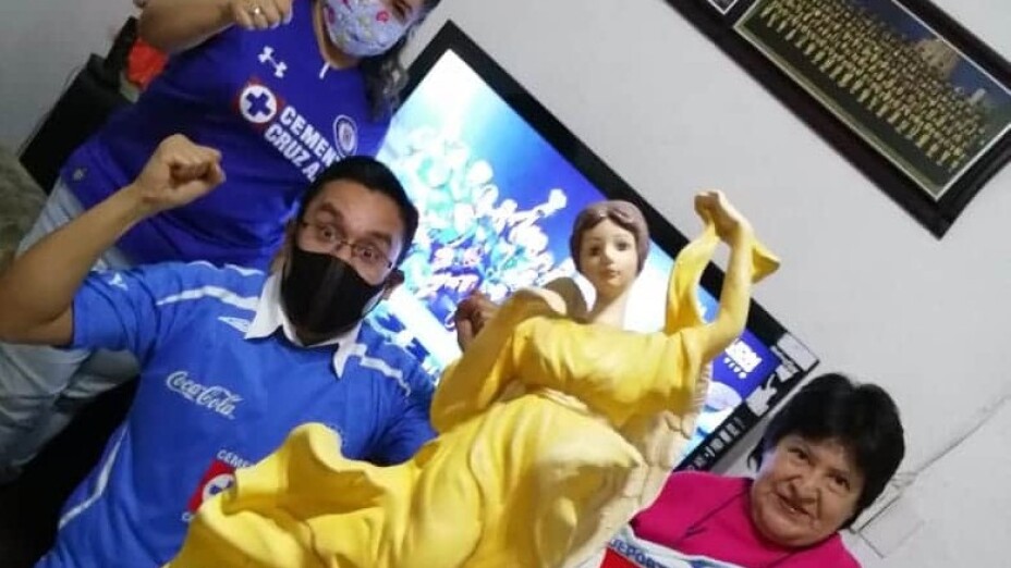 Festejan aficionados del Cruz Azul