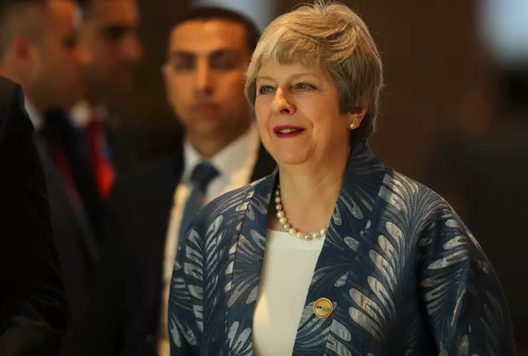 Theresa May considera retrasar fecha límite para Brexit