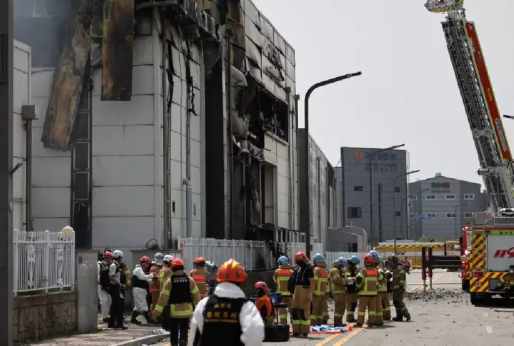 Incendio en fábrica de baterías deja 22 muertos en Corea del Sur