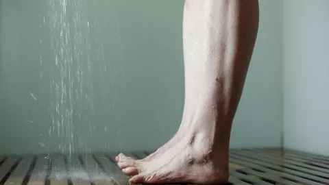 Orinar en la regadera