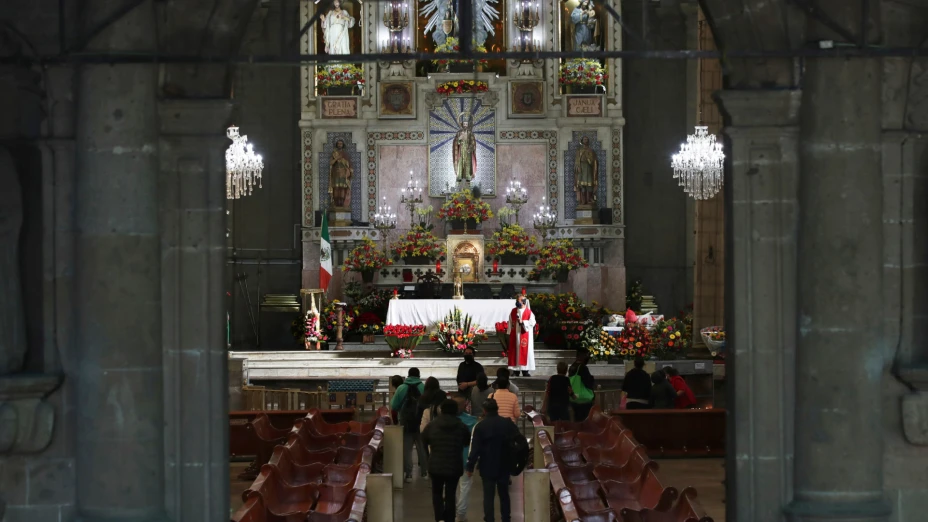Interior de iglesia católica de San Hipólito