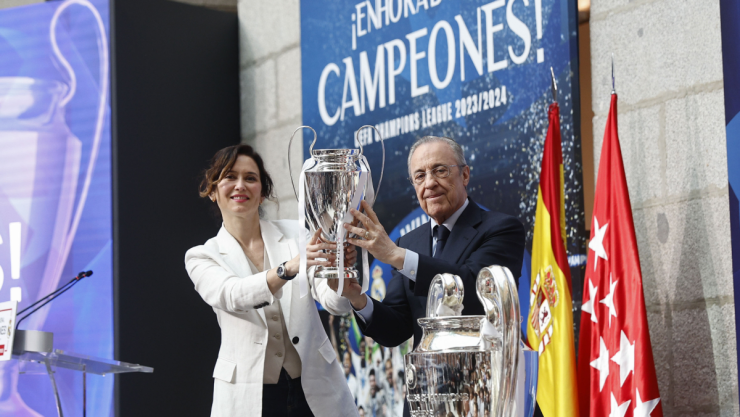 Florentino Pérez con la Orejona 15