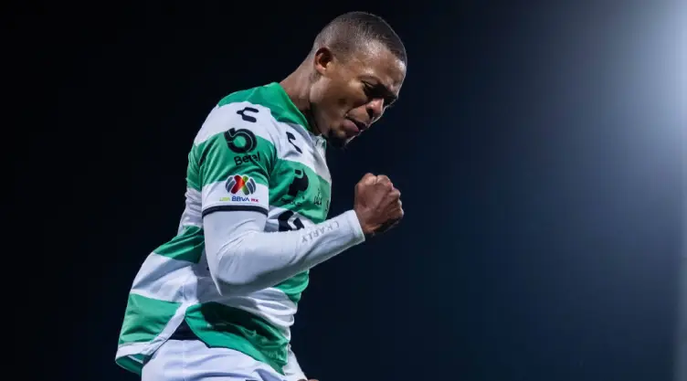 Harold Preciado marca el 1-0 ante América en el Estdio Corona