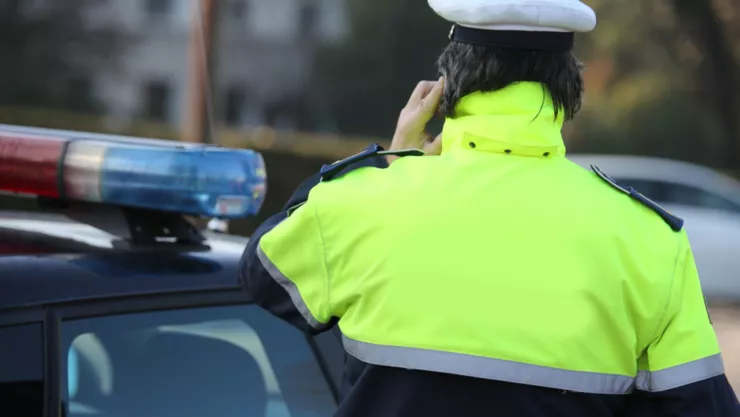 Un policía recibe una llamada.