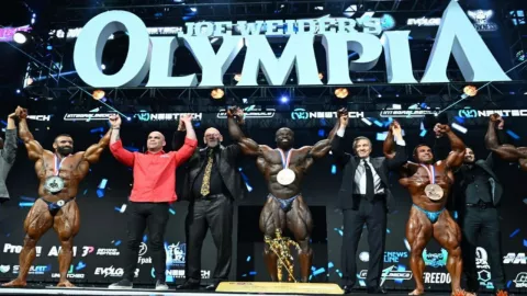 Samson Dauda posa como ganador en la categoría “Open” en el Mr Olympia 2024