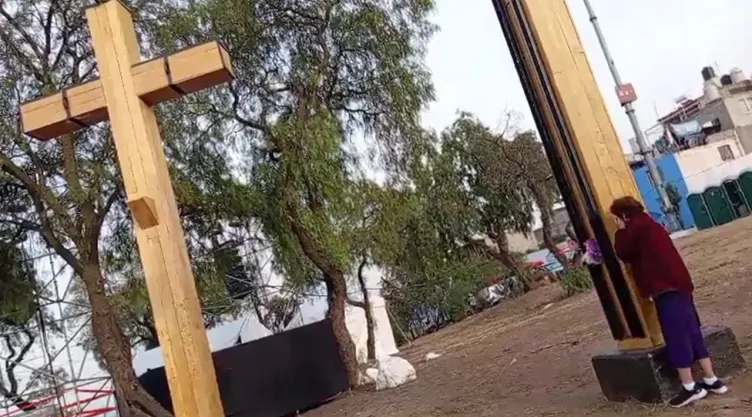 Devotos Iztapalapa cruz milagros antes del Viacrucis