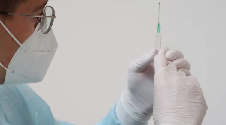 Las vacunas más recientes que te protegen de la nueva ola de COVID-19
