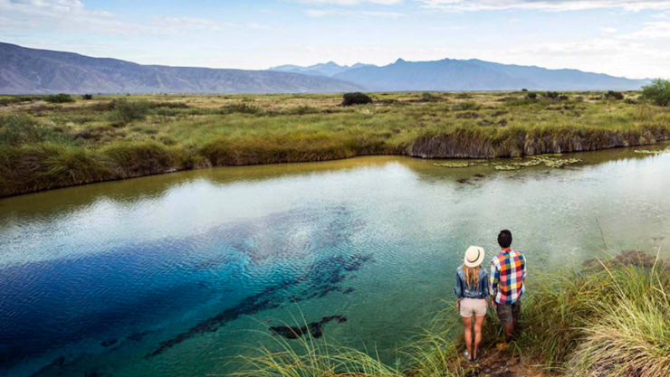 Pareja en Poza Azul en Cuatro Ciénegas, Coahuila