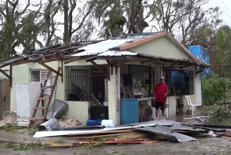Huracán Fiona golpea República Dominicana; luego podría llegar a Bahamas.