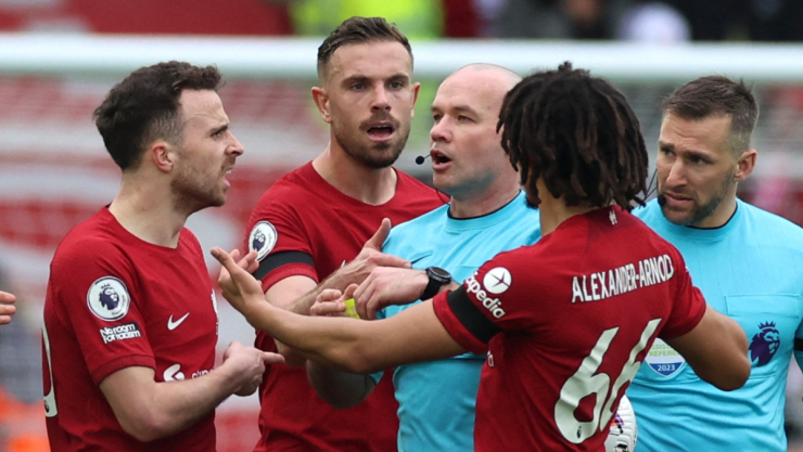 Arbitros ingleses en partido del Liverpool