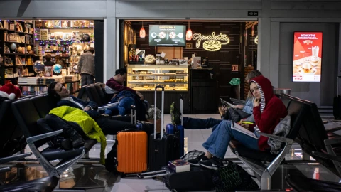 Turistas abarrotan el AICM