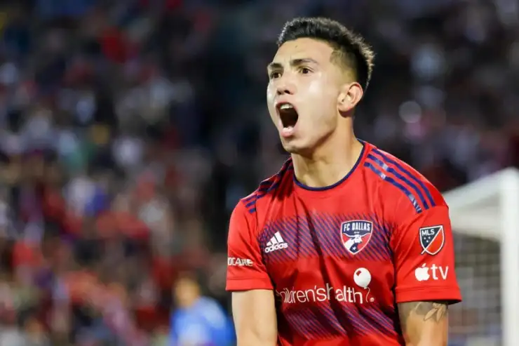 Alan Velasco pasó de brillar en la MLS a ser suplente en Argentina con un desplome del 60% de su valor