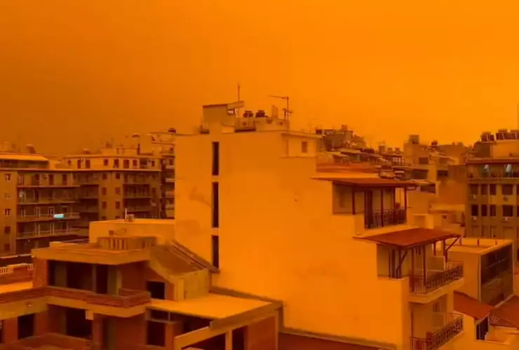 Cielo de Grecia se pinta de rojo por el polvo del Sahara