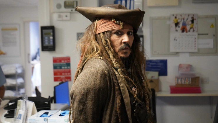 Johnny Depp visita hospital en España vestido como Jack Sparrow