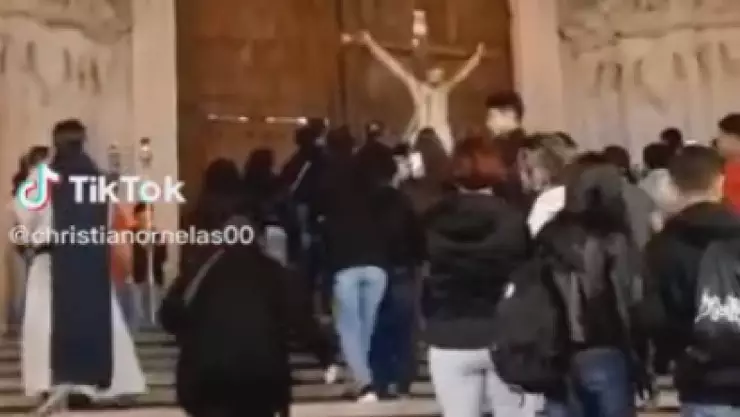 Cristo crucificado mueve la cabeza