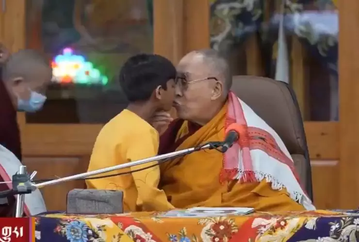 Dalai Lama besa a niño.jpg