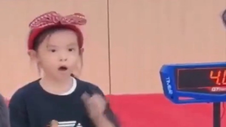 Lian Yunzhi, una niña china de 6 años, rompió dos veces en tres días el récord mundial femenino del.jpg