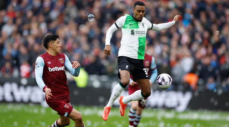 Edson Álvarez ante el Liverpool