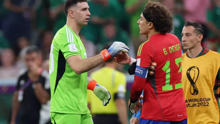 Ochoa y Dibu se dan la mano despu&eacute;s del partido