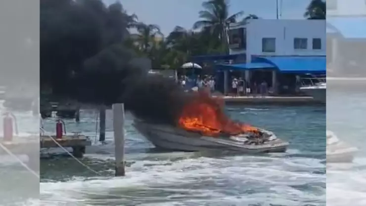Se incendia embarcación en Puerto Juárez hoy 4 de agosto _ VIDEO.jpg