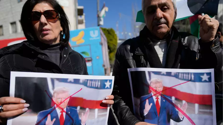 Palestinos protestan contra Donald Trump.