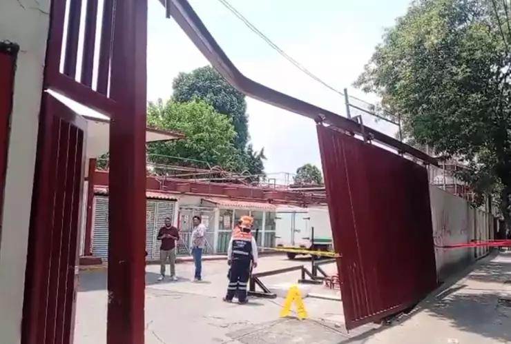 Pipa se estrella en Hospital Pediátrico de Xochimilco; en Toluca, tráiler se prende en llamas