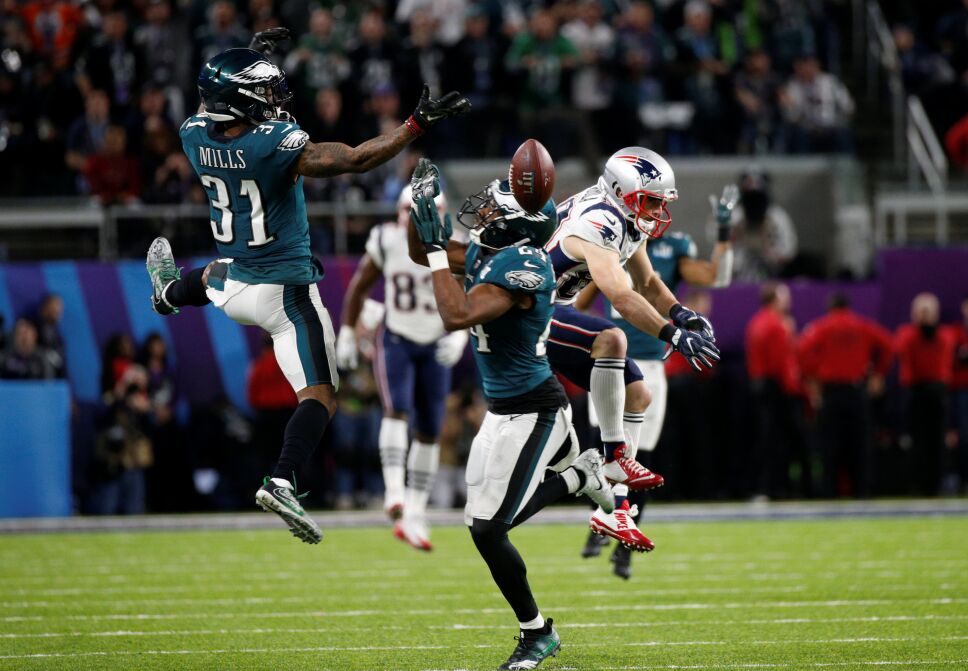 Jalen Mills de Philadelphia Eagles en acción con Corey Graham