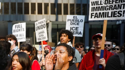 Tensión en Chicago: manifestantes contra el ICE chocan con la policía. El conflicto migratorio iniciado en California se expande.