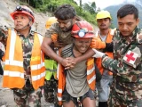 Rescatan a dos trabajadores de una central hidroeléctrica tras nueve días de las inundaciones en Nepal
