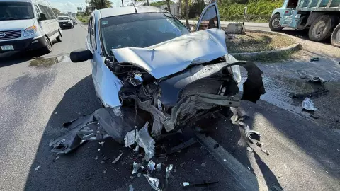 Persona resulta lesionada a causa de fuerte accidente en la carretera federal 307 tramo Playa del Carmen-Cancún.jpg
