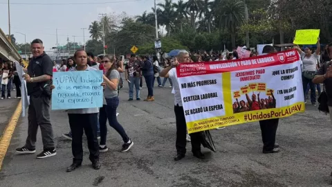 Alumnos y maestros se la UPAV se manifiestan en Poza Rica