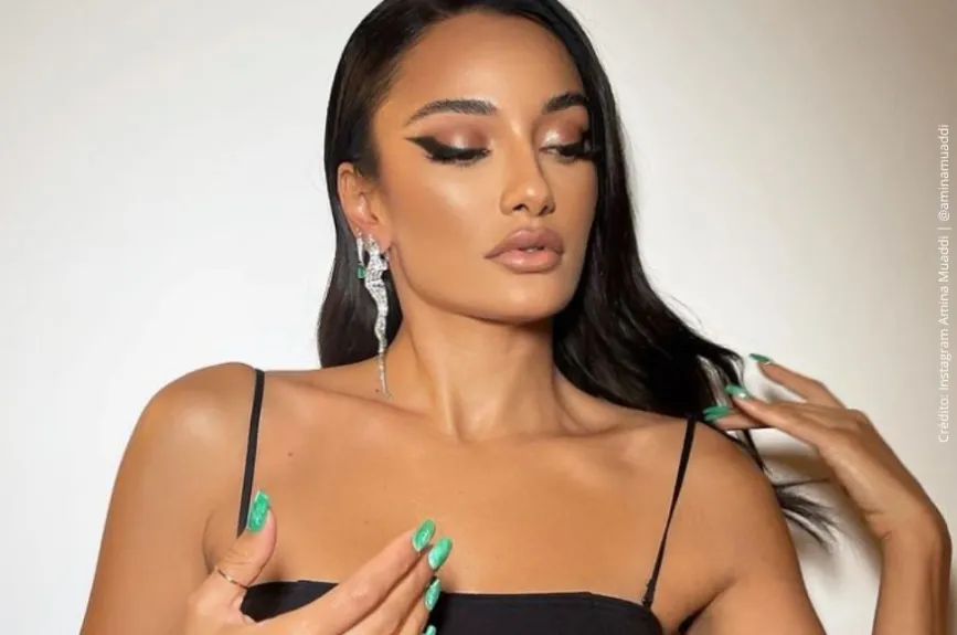Amina Muaddi con uñas verdes..jpg