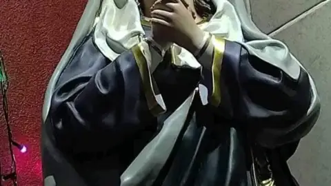 Feligreses ven llorar a Virgen La Dolorosa en Xmabén en Campeche.jpg